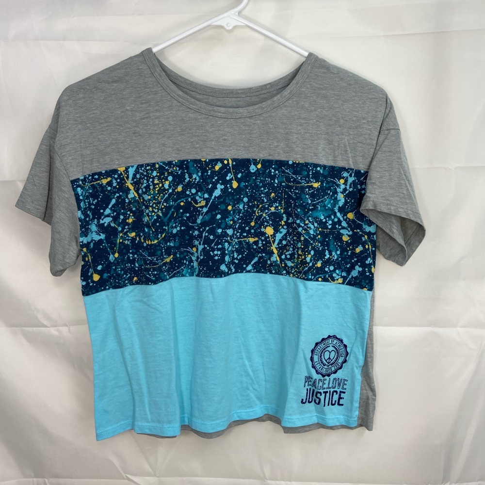 EUC Justice girl’s gray blue splatter tricolor short sleeve cropped summer shirt